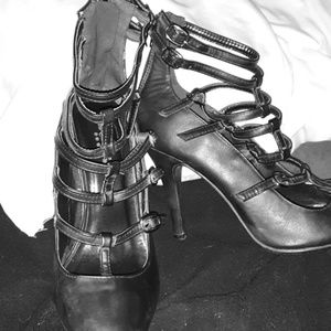 Torta caliente 4. 5in black strapped heels